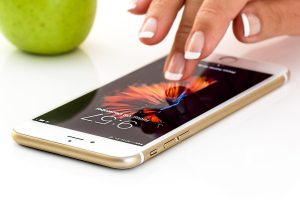 üvegfólia segítségével védett mobiltelefon
